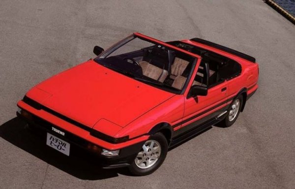 Toyota Sprinter Trueno е изключително популярно компактно спортно купе, произвеждано от 1972 до 2004 г., като няколко хиляди бройки съществуват и днес. Кабриолетът от същия модел обаче е доста труден за намиране, въпреки че от време на време се появява на пазара на употребявани автомобили.