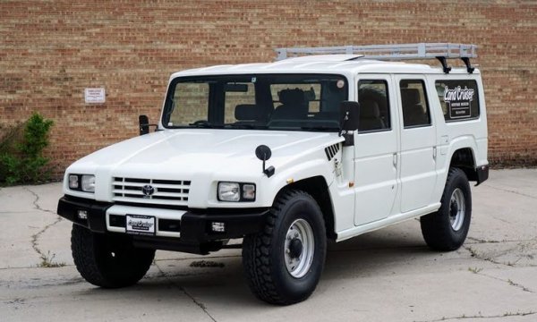 Това е японският отговор на американския Hummer. Той се казва Toyota Mega Cruiser и се произвежда през периода от 1995 до 2001 година. Всъщност, всъдеходът на Toyota е по-голям от Hummer - височината му е с 18 см повече, а дължината - с 41 см.