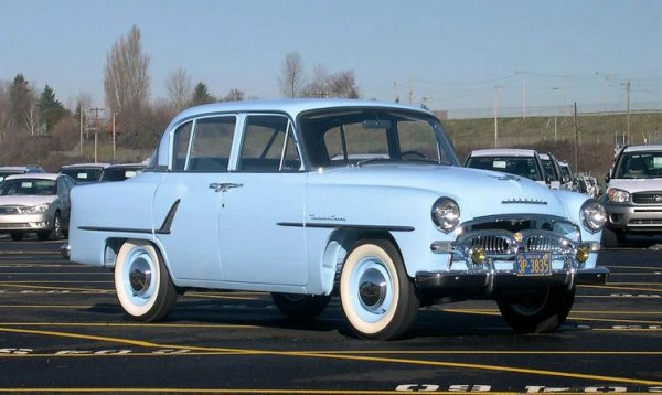 Моделът Toyopet Crown отбеляза първото истинско нахлуване на Toyota на американския пазар, но нещата се развиват, както е планирано. Причината е, че автомобилът не отговаря на американския стил - той е твърде тежък и недостатъчно мощен, тъй като базовият двигател развива едва 60 конски сили.