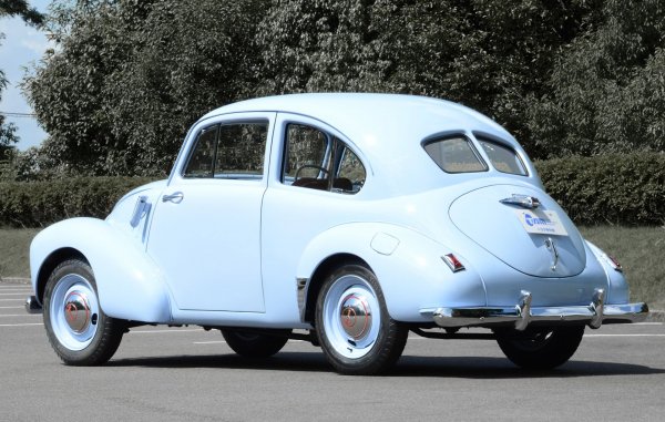 При този автомобил Toyota за първи път използва 4-цилиндров двигател, след като досега е поставяла само 6-цилиндрови мотори в своите превозни средства. Моделът се произвежда от 1947 до 1952 година, като от него са направени само 215 бройки.