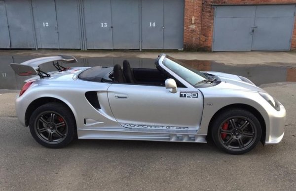 Третото поколение MR2 е с 4-цилиндров двигател с мощност 138 к.с., но има някои клиенти, които смятат, че това е достатъчно за пъргавия спортен автомобил. В Европа Toyota отговори на тези клиенти, като предложи турбо-пакет в лимитирана серия на MR2.