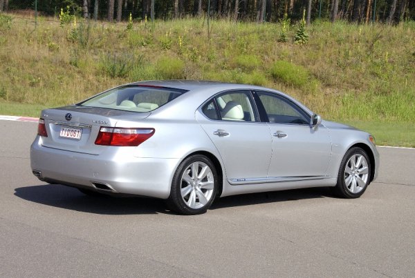 Lexus LS600h