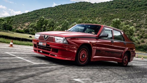 Alfa Romeo 75 е невероятно успешен модел, като през първите четири дни на пазара са поръчани 2306 автомобила. Каталожните цени очевидно са в лири. 1.6-литровият започва от 16 756 000, 1.8-литровият - от 17 700 000, 2.0-литровият - от 18 904 000 лири, 2.5-литровият V6 - от 27 655 000, а 2.0-литровият турбодизел - от 19 954 000 лири. Като пример през 1985 година средният месечен доход на италианско семейство е  1 854 000 лири.

Най-търсената версия от колекционерите  със сигурност е Alfa Romeo 75 1.8 Turbo Evoluzione , произведена само в 500 бройки и предлагана само в червен цвят Alfa със специален естетичен пакет. Цената му днес варира значително в зависимост от действителното състояние - от минимум 40 000 евро до максимум 80 000 евро за безупречен екземпляр. Офертите за други версии  варират от около 5000 евро за 1.6  до около 15 000 за 2.0 Twin Spark. И над 20 000 евро за V6 Busso.