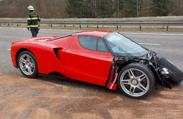 До момента на скрап са обърнати вече няколко бройки от легендарното Ferrari Enzo. Една от тези суперколи претърпя тежък инцидент на немски аутобан миналата година, след като се завъртя с висока скорост. В резултат на удара предницата на купето буквално липсва. В разработката на този модел навремето взе активно участие самият Михаел Шумахер. От иконата с 660-конен V12 двигател, развиваща зашеметяващите 350 км/ч, са произведени едва 400 екземпляра.
