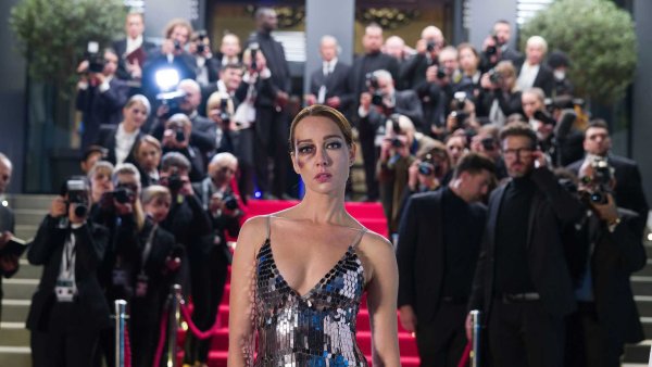 Новата визия на Lancia ще бъде базирана на три основни точки - устойчивост, грижа за клиентите и етика. Всички те са част от стратегията на големите производители, така че италианците не са измислили нещо ново. И все пак те ще се опитат да реализират някои нови идеи.

Сред тях, например, е проект в подкрепа на жените, чиято цел е насърчаване на култура на приобщаване и уважение. Той вече стартира с рекламна кампания, чието лице е актрисата Кристиана Капотонди, но ще се развива с нови инициативи и послания.