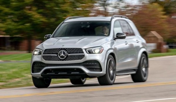 Mercedes е единствената марка на българския пазар, която отчита непрекъснат пазарен ръст от 2018 насам. Тази година увеличението е около 13%, но е заслуга най-вече на лекотоварната гама (начело със Sprinter). Новите регистрации през август са 109. 
 
Продажби по модели: GLE - 162, Sprinter - 146, S-Class - 125, GLS - 97, GLC - 77, GLA - 43, GLB - 40, A-Class - 32, EQS - 31, G-Class - 29, C-Class - 28, Vito - 26, E-Class - 25, V-Class - 20, CLA - 15, EQE - 13, AMG GT - 12, Citan - 12, EQA - 9, EQB - 9, EQC - 5, SL - 2, EQV - 1
