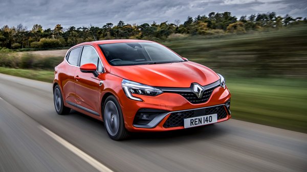 Тази година продажбите на Renault се движат с близо 11% по-добре в сравнение с миналата, макар че през август темпото малко се забавя (179 нови регистрации). Бестселъри все така са Clio и Master, а на трета позиция излезе класическият Megane благодарение на една голяма корпоративна сделка. На добър интерес се радва и новият кросоувър Arkana, макар доставките да са ограничени. 
 
Продажби по модели: Clio - 530, Master - 465, Megane - 411, Captur - 241, Еxpress - 239, Arkana - 145, Kadjar - 102, Traffic - 56, Kangoo - 53, Koleos - 42, Talisman - 33, Zoe - 16, Megane E-Tech - 9
