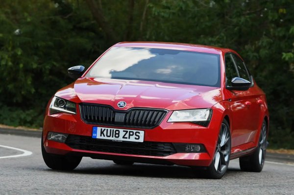 Бензиновата Skoda Superb (2015-2024) е по-добрият избор, ако търсите надеждна кола, защото само 18% от бензиновите двигатели са имали проблеми, в сравнение с 33% от дизеловите. Двигателят и окачването най-често създават грижи на собствениците, но добрата новина е, че ремонтът в 40% от случаите е отнел по-малко от ден.
