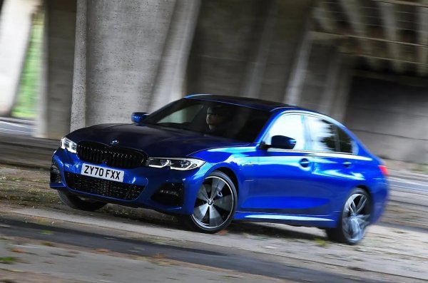 Дизеловите версии на BMW 3-Series се повреждат по-често от бензиновите модели (те имат 30% грешки в сравнение с 11% за бензиновите), като ремонтът е по-скъп и става по-бавно. Проблемите с ауспуха и сателитната навигация/информационно-развлекателната система са най-честите оплаквания, като 33% от колите са били извън строя повече от седмица-
