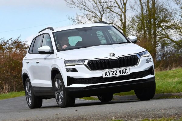 Дизеловите Skoda Karoq имат сходен процент на грешки като своите бензинови колеги -  22% в сравнение с 23%, но общата им оценка е много по-ниска (76,9% срещу 96,0%), тъй като техните повреди са били по-сериозни и отнема много време за отстраняване. Само 37% от дизеловите Karoq са ремонтирани в рамките на един ден (при бензиновите този показател е 64%), докато 31% са били извън строя повече от 7 дни. Най-честите проблеми са свързани с електрически системи, различни от двигателя.
