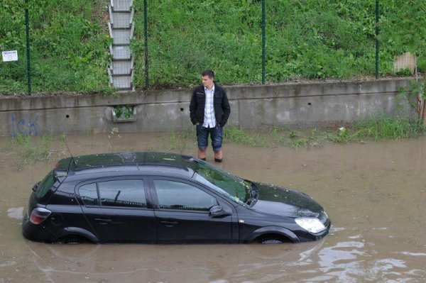 Дъждът вкара във воден капан 20 коли в софийски подлез. Снимка: Булфото
