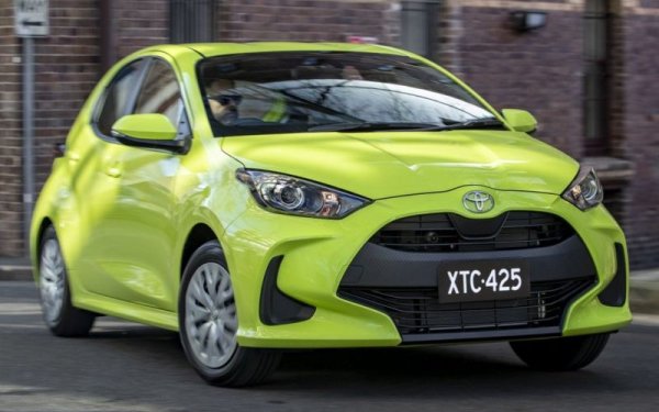 В началото на миналата година за кратко Yaris бе най-продаваният нов автомобил на Стария континент. Но после се появи свирепа вътрешна конкуренция в лицето на технологично идентичния, но по-скъп кросоувър Yaris Cross. В резултат ръстът при по-малкия модел е само около 1%, далеч под средното за пазара. 
