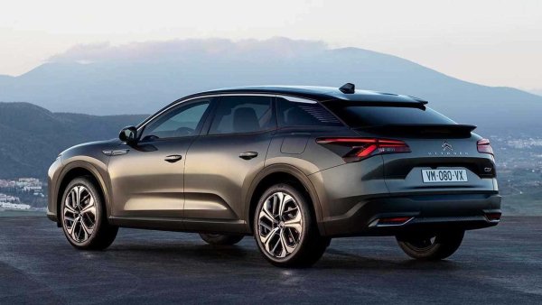 Автомобилът порасна на размери, като получи оригинален дизайн, съчетаващ семеен седан и SUV. Всъщност, това е кросоувър в истинския смисъл на думата. Освен това за първи път моделът получава plug-in хибридно задвижване – в случая с 1,6-литров мотор и 224 к.с. мощност, позволяващ изминаването на 60 км само на ток.