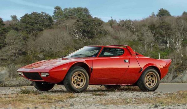 Проект, който започна с идея за създаване на еднократна интерпретация на оригиналния Stratos, скоро се превръща в ограничена производствена серия от 25 екземпляра с V8 двигател и шестстепенна механична скоростна кутия.