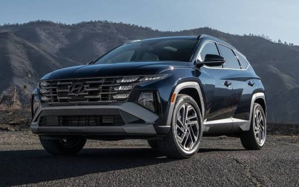 Спрямо 2025: 41% ръст
През пролетта Hyundai дори бе стигнал до рекордно високото за марката четвърто място в България, но сега отстъпва две позиции. Въпреки това изглежда сигурно, че 2026 ще е най-силната година за корейския бранд на нашия пазар. Бестселъри са i20 (с една голяма корпоративна сделка с рент-а-кар компания) и Tucson. Hyundai е и водещата марка за електромобили в България тази година. 
Най-продавани модели:
i20 - 671
Tucson - 662
Kona - 211
Ioniq 5 - 101
Inster - 78
Santa Fe - 76
i10 - 46

