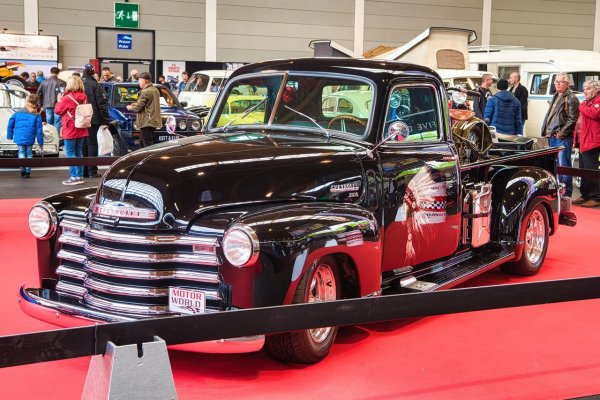 Класически пикап във версията "половин тон" (става дума за товароносимостта, не за теглото), под чийто капак се крие V8 двигател 350 CID. През 40-те и 50-те тази машина си спечелва репутация на изключителна надеждност. Уилис си поръча една реставрирана в началото на 90-те и я задържа до 2014. 
