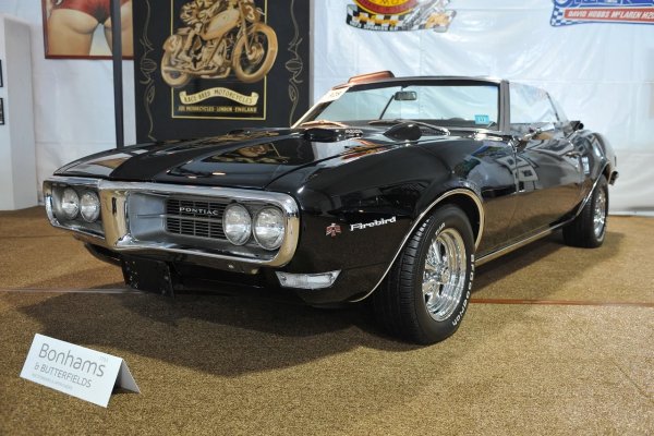 Още една от "жертвите" на големия аукцион през 2008. Този Firebird също има славна история в киното, най-вече покрай Бърт Рейнолдс и "Smokey and the Bandit". Pontiac разчиташе с тази кола да се бори срещу Ford Mustang и макар никога да не постигна неговите продажби, Firebird е класика. 
