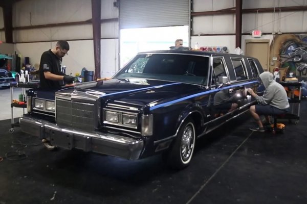 Далеч не толкова ефектна като класиките от 50-те и 60-те, тази кола има по-важна роля от тях в историята на Брус Уилис: вози го по време на първите му успехи в Холивуд, включително и към снимките на първия "Умирай трудно" (но не е колата на Аргайл от самия филм). С тъмносин кожен салон, бар и стъклен разделител на купето, тя бе продадена от актьора през 2009. 
