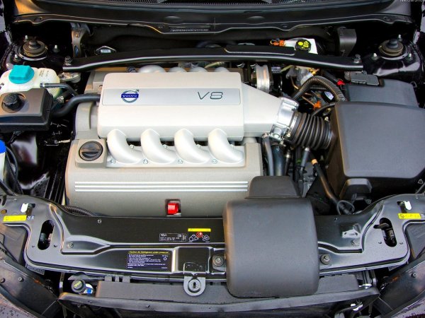 Алуминиевият агрегат с индекс B8444S е създаден съвместно с японците от Yamaha, като се поставя напречно и се произвежда от 2005 до 2010 г. При обем от 4,4 литра атмосферният мотор развива 315 к.с. и 440 Нм, като с него седанът S80 ускорява от 0 до 100 км/ч за 6,5 секунди, а   XC90 - за 7,3 сек. Двигателят има огромен потенциал, като на неговата основа са направени мотори с обем до 5,6 литра и мощност до 431 к.с. А британците от Noble успяха с помощта на два турбокомпресора да измъкнат от тези 4,4 литра 659 к.с. и 819 Нм за своята суперкола M600. 