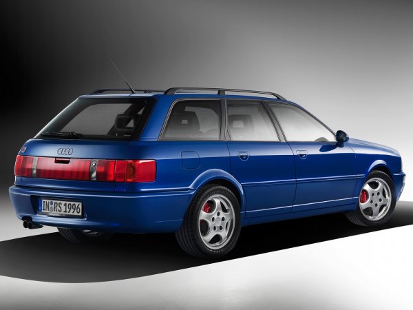 Audi RS2 Avant излиза в ограничен тираж през периода от март 1994 до юли 1995 г. В днешни пари комбито би струвало около 52 500 евро. Неговият мотор се съчетава само с 6-степенна механична скоростна кутия и постоянно задвижване на четирите колела с междуосев диференциал Torsen. Има и електромеханична блокировка на задния диференциал. Окачването е преработено и е снижено с 40 мм.
