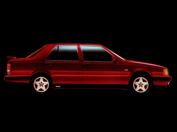 Lancia Thema 8.32 излиза в две серии между 1986 и 1992 г. Седанът е оборудван с усилени спирачки, кормилно управление с променливо усилие и прибиращ се заден спойлер. Салонът е от дърво и кожа, като включва автоматичен климатик, люк с електрическо управление, поставка за телефон и две разделени седалки с електрически настройки.
