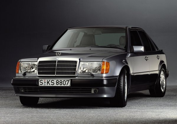 Легендарният Mercedes-Benz 500 E/E 500 (W124) е плод на сътрудничеството с Porsche. Благодарение на съвместните усилия на двете компании под капака му е интегриран атмосферен 5,0-литров V8 мотор от модела 500 SL. Той развива 326 к.с. и 480 Нм, като се съчетава с 4-степенен "автомат". Тежащият 1,7 тона седан ускорява от 0 до 100 км/ч за 6 секунди и развива максимална скорост от 260 км/ч.
