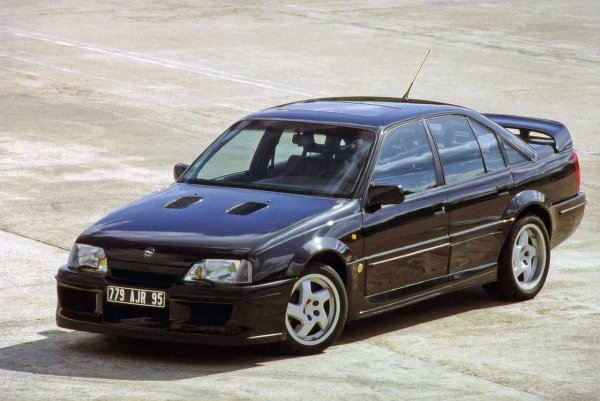 Този спортен седан има много имена - Lotus Carlton, Lotus Omega, Opel Lotus Omega… Той е плод на сътрудничеството между Opel и британски Lotus, като в основата му е седанът Omega. Тази машини с лекота "наказва" много от спортните коли, като това се дължи на двигателя на Opel. В оригиналния си вариант той е 3,0-литров, но в Lotus увеличават обема му до 3,6 литра и добавят две турбокомпресора Garret T25. Преработени са горивната камера и дюзите, поставен е нов интеркулер, усилен е блока на цилиндрите, заменени са коляновия и разпределителния валове и са поставени нови бутала.
