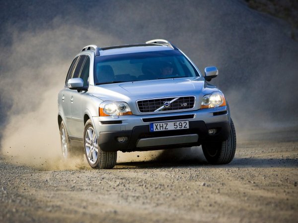 Най-страната колаборация в този списък е между два производителя, които нямат нищо ощо помежду и и може да се каже, че живеят в различни светове. Едни от най-добрите автомобили в историята на Volvo са създаден съвместно с  производителя на мотоциклите Yamaha. Това са първото поколение на кросоувъра Volvo XC90 (2002-2014 г.) и втората генерация на седана S80 (2006-2016 г.), които всъщност са първите и последните серийни модели на шведската марка с V8 двигател.
