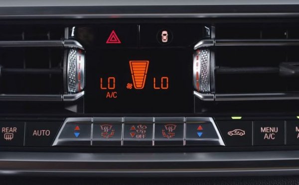 Ако климатикът позволява да настройвате градусите, отначало сложете температура, само с 4-5 градуса по-ниска от тази навън. В този момент можете да включите и режим на рециркулация на въздуха в купето - това ускорява охлаждането на салона. 
Чак след 10-15 минути, когато организмът се адаптира, можете да понижите температурата още малко. Тялото копнее да сложите отметката на 16 градуса, но това не е в негова полза. 
Освен това не оставяйте рециркулацията за дълго включена. Тя изсушава въздуха в купето и лишава лигавицата на носа от естествената й защита. 
Има и още един аргумент: включването на климатика на най-ниската възможна температура претоварва компресора, и съкращава живота му. 
