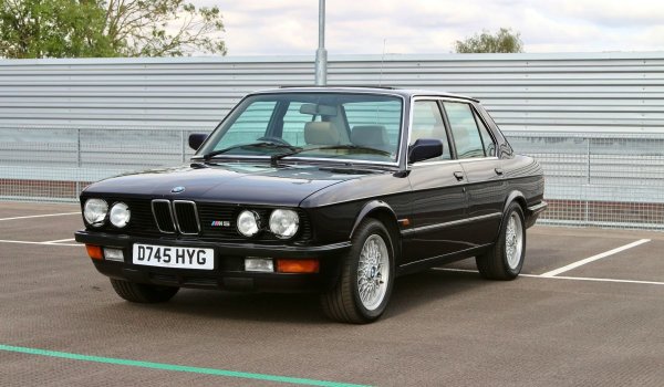 През 70-те години BMW се амбицира да създаде спортна кола със средно разположен двигател. За целта се съюзява с Italdesign на Джорджето Джуджаро и Lamborghini, за да е сигурна, че колата ще има италианска визия и дух.

Когато обаче въпросът опира до двигателя, автомобилът разчита на истинско германско инженерство &ndash; новосъздадената М-дивизия разработва специален мотор точно за него. Партньорството с Lambo приключва по-рано от предвиденото, което забавя проекта, но въпреки това през 1978 г. на бял свят се появява първото в историята BMW с емблематичната М-значка &ndash; легендарното M1.

Около шест години по-късно М-дивизията изкарва още един модел, който се превръща в абсолютна икона: първото в историята M5. Базирано на "петицата" E28, колата залага на съвсем дискретни визуални промени. Точно това я прави истински фабричен "слийпър" &ndash; вълк в овча кожа, който не парадира с възможностите си.
