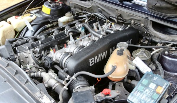 Под капака обаче се крие леко модифицирана версия на редовия шестак M88, разработен първоначално за М1. С кодово име M88/3 (същият, който се монтира и в E24 M635CSi), шестцилиндровият мотор запазва индивидуалните дроселови клапи и получава подобрена инжекционна система от Bosch, както и изцяло преработени всмукателни и изпускателни колектори.

Със своите 280 коня, двигателят прави М5-цата впечатляващо бърза и пъргава. Всеки, който има удоволствието да я подкара, моментално забравя, че седи в седан, а не в чистокръвна спортна кола.
