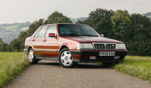 През първата половина на 20-ти век Lancia си изгражда сериозно име, правейки изключително качествени коли с иновации като първите масово произвеждани V4 и V6 двигатели. Към 80-те години обаче, с изключение на рали машините, останалата част от гамата на марката не е нищо особено.

Типичен пример за това е седанът Thema, пуснат през 1984 г. Той се опитва да бори конкуренти като Alfa Romeo 164 или Saab 9000, но се проваля заради съмнителна надеждност, остарял дизайн и липса на чар. И все пак, има една конкретна версия на Thema, която е наистина зрелищна: 8.32.
