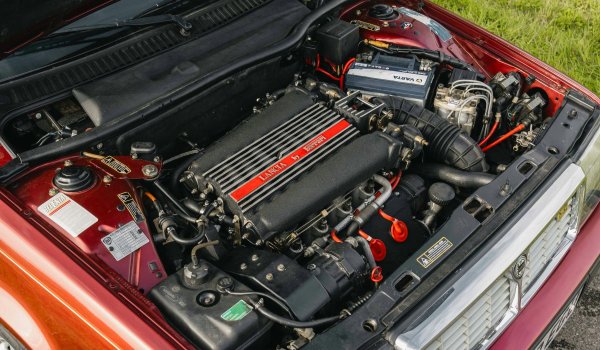 Топ версията на модела, която се цели право в BMW M3, е Thema 8.32. Тя крие под капака си фамозен V8, зает директно от Ferrari 308 GTB QV и Mondial Quattrovalvole. Във версията без катализатор за европейския пазар, 2.9-литровият мотор (с кодово име Tipo F105L) вади 212 коня. Тук обаче италианците залагат на кръстат колянов вал вместо типичния за споменатите модели на Ferrari плосък.

Със своята визия, Thema 8.32 направо скрива шапката на собствениците на спортни коли &ndash; ускорява от 0 до 100 км/ч за 6.8 секунди и достига (ограничена) максимална скорост от 240 км/ч.
