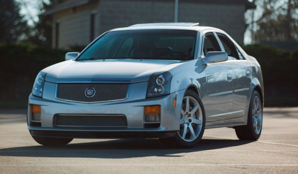 През цялата си история луксозната марка на GM създава няколко страхотни седана с мотори, достойни за истинска спортна кола. Първият CTS-V обаче остава крайъгълен камък за бранда, тъй като е първият модерен седан, който получава съвсем истински "донорски" двигател от спортист.

Разработен директно да бори европейските супер седани като BMW M5 и Mercedes-Benz E63 AMG, CTS-V заема задвижването си не откъде да е, а от Corvette Z06 (C5).
