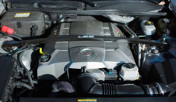 Въпросният мотор е 5.7-литровият LS6 V8 с мощност от 400 коня. Той е леко модифициран, като запазва същата мощност като при версията в Z06, но изпраща с около 7 Нм по-малко въртящ момент към задните колела. Благодарение на този впечатляващ атмосферен V8, оригиналният CTS-V се изстрелва от 0 до 100 км/ч за 4.6 секунди.

В периода 2006-2007 г. агрегатът LS6 е заменен от по-новия 6.0-литров LS2, който също идва директно от Corvette Z06. Мощността остава непроменена, но новият двигател предлага по-широк диапазон на въртящия момент.
