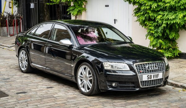 През лятото на 2006 г. Audi стартира производството на второто поколение S8 &ndash; наточената версия на седана A8. Тази втора итерация се оказва далеч по-зрелищна от своя (и без това страхотен) предшественик.

Причината е, че под капака е монтиран един от най-впечатляващите двигатели, влизали в седан през първото десетилетие на новия век. Става дума за 5.2-литровия FSI V10 &ndash; мотор, който е пряк роднина на агрегатите, задвижващи Audi R8 и фейслифта на Lamborghini Gallardo.
