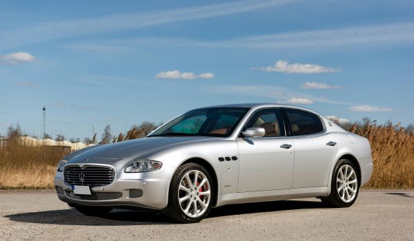 От 1963 г. насам Quattroporte е флагманът сред седаните на Maserati. През цялата си история повечето му версии разчитат на мощни мотори, заети от спортните или гранд турър моделите на марката. До появата на петото поколение обаче, тези двигатели се разработват изцяло от инженерите на Maserati.

Quattroporte V, който излиза през 2003 г., е изключението от правилото, защото идва с двигател от Ferrari. Макар и разработен съвместно от Ferrari и Maserati, агрегатът Tipo F136 се произвежда изцяло от компанията в Маранело.
