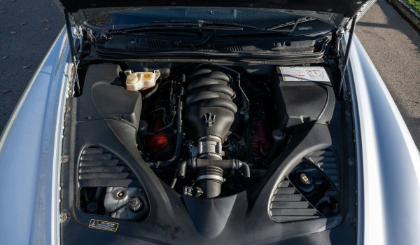 Първоначално Quattroporte V излиза с 4.2-литров мотор с мощност 395 коня, но от 2008 г. по-наточените версии S и GT S получават 4.7-литровия агрегат, който вади съответно 424 и 434 конски сили.

Макар че със сигурност не е "слийпър" като останалите коли в този списък, Quattroporte V си остава един от най-зрелищните модерни класически седани, задвижвани от чисто спортно сърце.