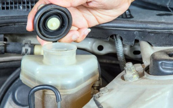 Отделно си струва да споменем антифриза. Тук има две точки - нивото на течността и клапана на капачката на резервоара или радиатора, в зависимост от колата. След внезапни промени в температурата този елемент може да започне да работи неправилно, следователно с настъпването на лятото е по-добре да смените капачката, защото струва "стотинки", а проблемите могат да доведат до ремонти за повече от стотици левове. Що се отнася до нивото, проверете и добавете антифриз на студен двигател и сменяйте целия обем течност на всеки пет години, тъй като с течение на времето той губи свойствата си.