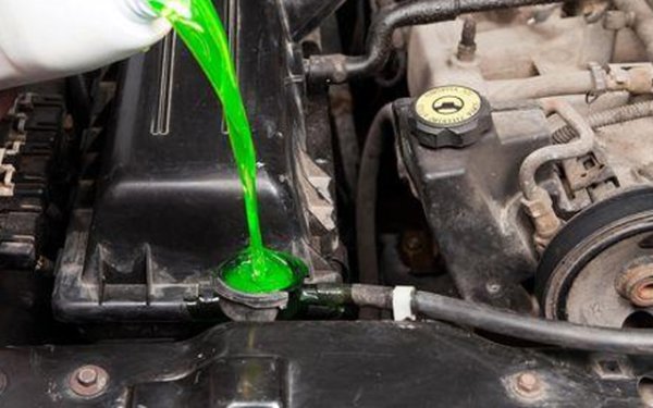 През зимата качеството на спирачната течност страда, особено ако уплътнителните елементи загубят херметичните си свойства. Течността е изключително хигроскопична, така че ще абсорбира влагата от въздуха с особена сила. Проверете я и ако е необходимо я сменете.
