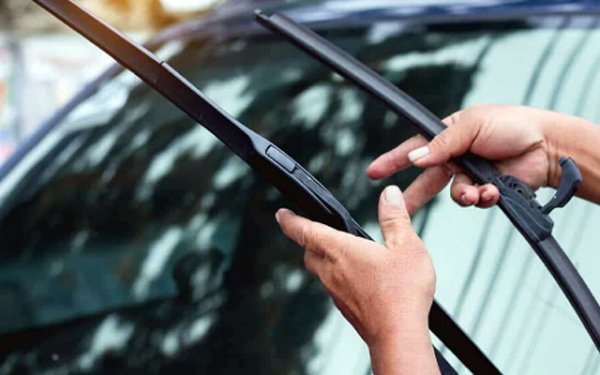 Не по-малко страдат перата на чистачките. Веднъж годишно, а именно в подготовка за лятото, би било хубаво да ги смените, в противен случай има риск да останете без видимост в най-неподходящия момент - например при гръмотевична буря по средата на магистралата.
