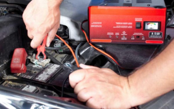 След зимата едно от слабите места, които поемат удара, е акумулатора. Много хора обаче забравят за това. Не забравяйте да добавите необходимото количество дестилирана вода (ако батерията е от типа "обслужваеми") и заредете устройството.
