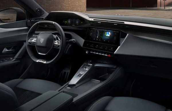 Дебютиралото в края на миналата година ново поколение вдигна неимоверно летвата, що се отнася до дизайн и качество на материалите. Но и при него климатикът се управлява от сензорния екран. 
