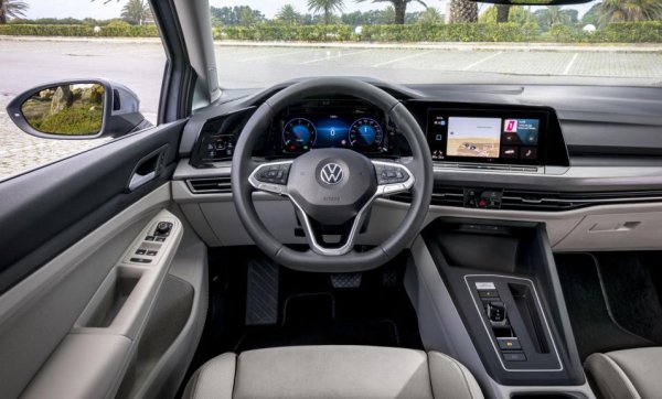 Амбицията на германците да се мерят по Tesla неведнъж е потвърждавана и от шефа им Херберт Дийс. Очевидно от това е продиктувано и тоталното преосмисляне на интериора на Golf, с голям тъч-скрийн за повечето функции, и със сензорни плъзгачи за климатика и звука. Не е най-удобното нещо, когато шофираш.
