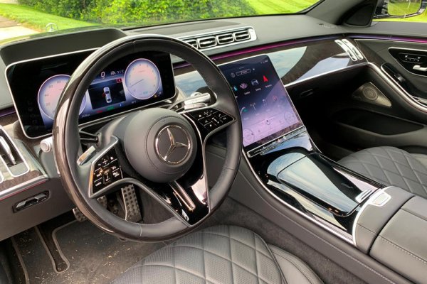 Това вече бе удар с нож в гърба. S-класата открай време беше крепост на копчетата - в един момент за най-добре оборудваните версии те надхвърляха 60. Новото поколение обаче разчита изцяло на сензорния екран. 
