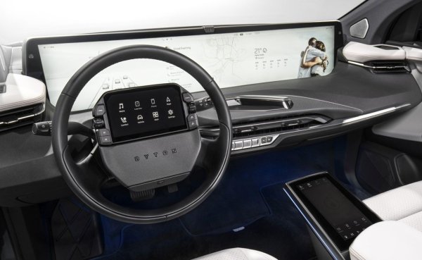 Идеята за сензорния екран, докарана до пълна абсурдност. Този китайски модел има един дисплей на волана, един на централната конзола и един... - правилната дума е "телевизор" - върху таблото. Последното нещо, което би хрумнало на шофьора, е да гледа към пътя отпред. 
