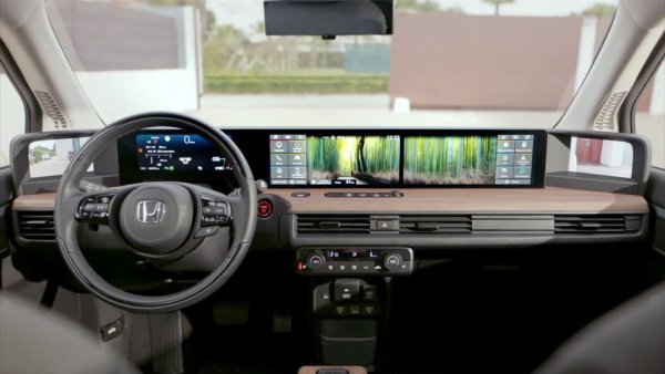 На финала - едно доказателство, че автомобилът може да изглежда съвременно и дори футуристично, без това да влошава комфорта и безопасността. Японското електромобилче не е лишено от екрани, меко казано - но също така не е лишено и от добрите стари "врътки" за климатика. 
