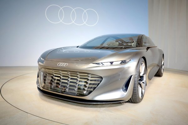 В сравнение с конкурентите от Mercedes-Benz и BMW, настоящето Audi A8 малко отстъпва именно в тази посока, като концепцията Grandsphere има за цел да поправи именно това изоставане. Решетката с единична рамка е изцяло преосмислена, като получава хромирани акценти, насочени към колелата. Ниският капак и тънките фарове са намек към суперколата R8, докато вратите и покривът създават усещане за изящество.

