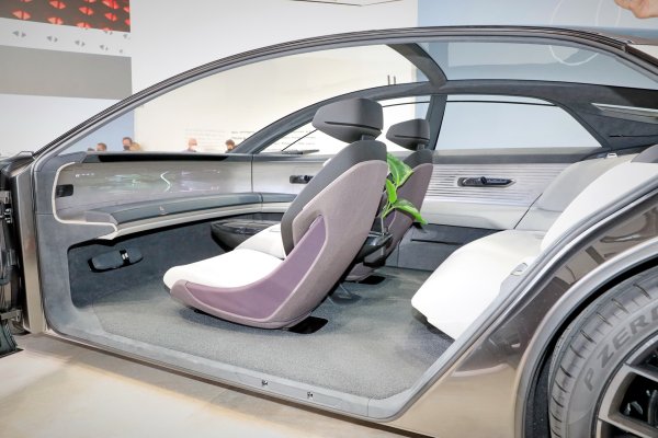 Интериорът на Audi е сред най-добрите в автомобилната индустрия и концепцията Grandsphere не прави изключение. От компанията описват нейния салон като &bdquo;частен самолет за пътя&ldquo;. Представеният автомобил се отличава с високи технологии, включващи проекционни дисплеи и жестово управление. От Инголщад увериха, че при бъдещите модели на марката физическите бутони и контролери ще бъдат запазени за тези, които предпочитат подобно на допир изживяване.
