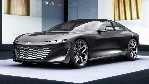 Audi A8 e-tron ще бъде изградено на платформата Premium Platform Electric (PPE) на Volkswagen Group, която е в основата на бъдещите Porsche Macan (кросоувърът ще се превърне в изцяло електрически модели през 2023 година) и Audi A6 e-tron. 800-волтовата система използва батерия с капацитет 120 кВт/ч, която ще позволи пробег с едно зареждане от 750 км.

